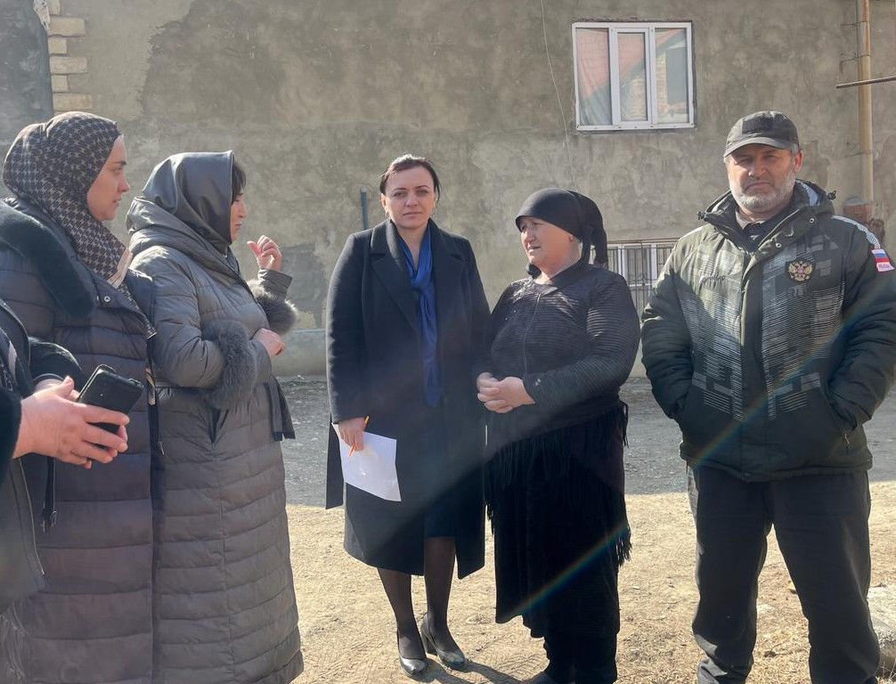 В Гунибском районе в преддверии Международного женского дня поздравление с праздником принимают жены и матери участников специальной военной операции