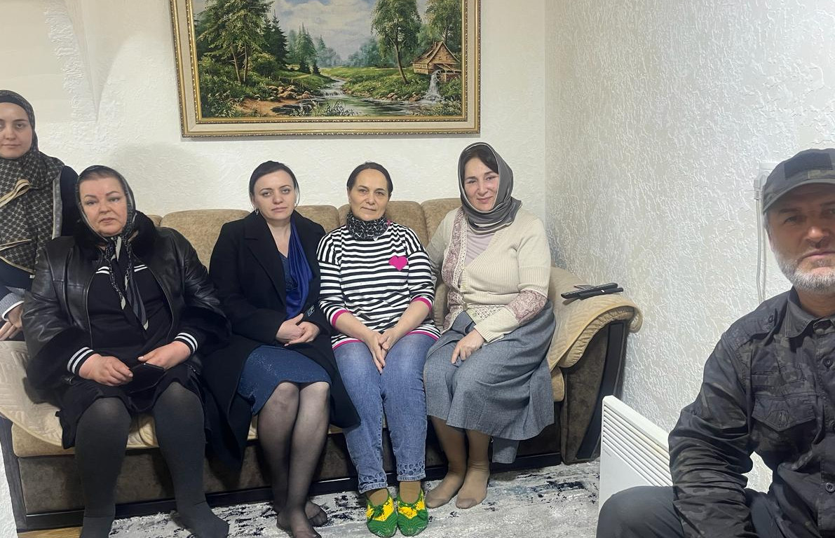В Гунибском районе в преддверии Международного женского дня поздравление с праздником принимают жены и матери участников специальной военной операции