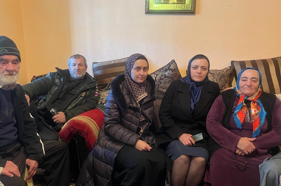 В Гунибском районе в преддверии Международного женского дня поздравление с праздником принимают жены и матери участников специальной военной операции