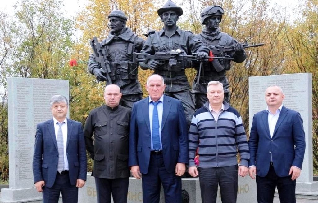 Глава района Расул Гусейнов принял участие в открытии памятника Магомеду Гаджиеву